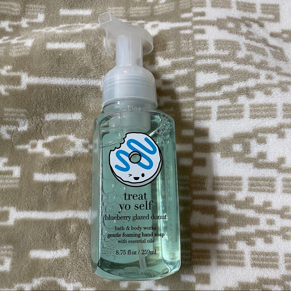 COPY - Bath & Body Works Treat Yo Self Blueberry Glazed Donut Foaming Hand Soap